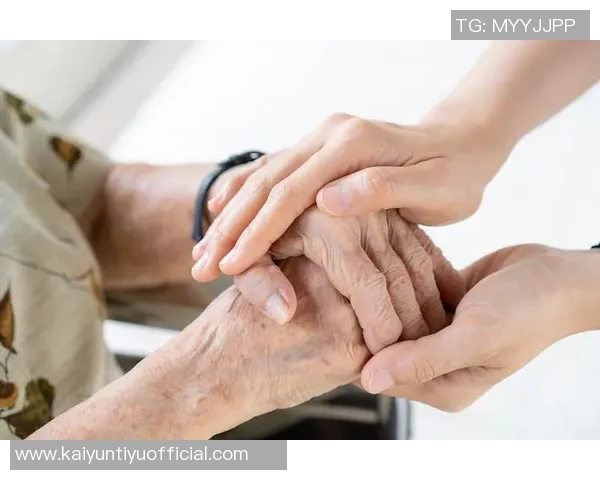 法比奥献花感谢训练基地洗衣工作人员的无私奉献与细心照顾